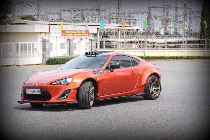 Tại Việt Nam, số lượng Toyota 86 cũng không nhiều, tuy nhiên BRZ còn là một mẫu xe hiếm hơn. Trong số những chiếc 86 ở Việt Nam, có ít nhất 2 chiếc được độ bodykit thân rộng Rocket Bunny, nhưng tới thời điểm hiện tại có lẽ chiếc xe thể thao BRZ màu cam trong bài viết là chiếc duy nhất ở nước ta với gói widebody này.