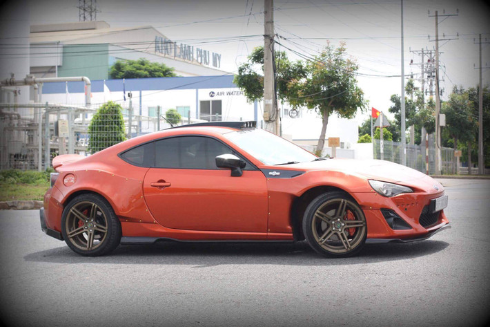 Vốn đã là một dòng xe thể thao hàng hiếm tại Việt Nam, chiếc xe thể thao Subaru BRZ càng trở nên thể thao và hấp dẫn hơn với bộ widebody Rocket Bunny, mâm "khủng" và một số đồ chơi khác.
