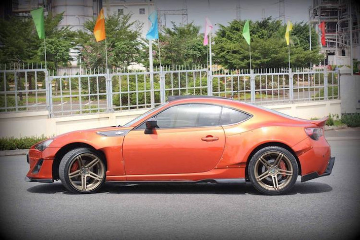 Một trong những điểm đặc trưng của gói widebody Rocket Bunny đó là các tấm ốp nới rộng thân xe được bắt vít ở vòm bánh hai bên, theo phong cách xe đua Nhật Bản thập niên 60. Dọc theo trục cơ sở của chiếc BRZ cũng được lắp cánh ốp khí động học.