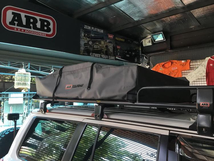 Ở phía trên nóc của chiếc Patrol, theo yêu cầu của chủ nhân, Vulcan 4x4 đã lắp cho chiếc xe bộ giá để hàng ARB, kèm theo đó là chiếc lều dã chiến ARB Touring với thiết kế gọn gàng.