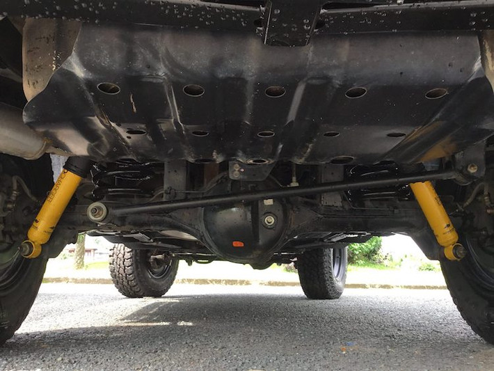Đương nhiên, một chiếc xe offroad không thể thiếu được hệ thống giảm xóc với khoảng hành trình lớn và phải cực kỳ bền bỉ. Chính vì vậy, chiếc Patrol này đã có bộ phuộc khí nén Nitrocharger bên cạnh những lò xo cứng cáp và có hành trình lớn hơn xe nguyên bản.