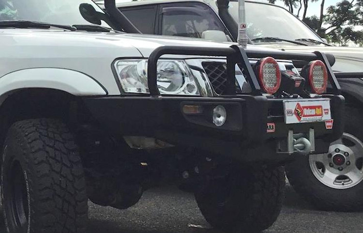 Giống như những chiếc xe offroad khác, chiếc Patrol đã được thay bộ cản trước kèm ba-đờ-sốc bằng thép hầm hố, giúp gia tăng góc tới của xe. Ở phía trên cản là dàn đèn chiếu sáng tăng cường và tời điện cứu hộ của Warn.