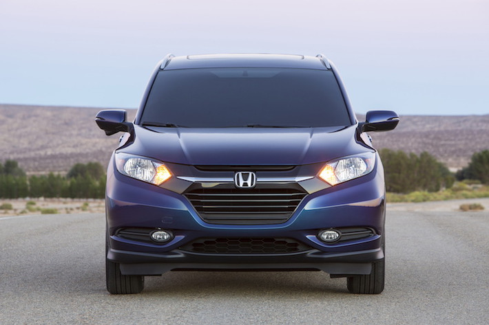 Ở phía trước, phần đầu của HR-V được Honda cố tạo dáng theo “môtip” hình chữ X khiến chiếc xe trông hiện đại nhưng khá “dị”. So với chiếc CR-V lớn hơn, HR-V trông nổi bật, trẻ trung và thể thao hơn.