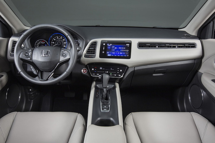Bên trong nội thất, bảng táp-lô của HR-V mới sẽ được làm từ nhựa mềm và có thiết kế đơn giản nhưng trực quan. Tuy nhiên, những khe thổi gió của hệ thống điều hoà bên phía hành khách ngồi ghế trước quá dài, khiến hơi lạnh thổi quá nhiều vào hành khách ngồi trước.