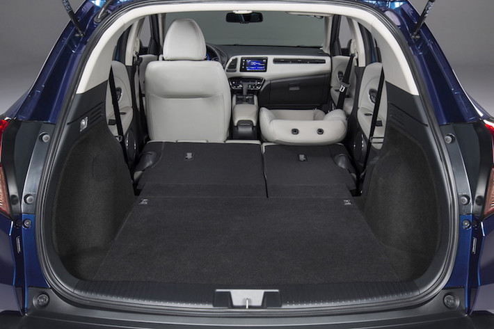 Khoang hành lý của xe có thể tích đứng đầu phân khúc với 437 lít, hơn EcoSport tới hơn 40 lít. Nếu gập hàng ghế sau của HR-V lại hoàn toàn, thể tích khoang hành lý sẽ lên tới 1032 lít, bỏ xa EcoSport tới 327 lít. Mọi phiên bản của xe đều được trang bị sẵn hệ thống hỗ trợ leo dốc, ổn định điện tử, đo áp suất lốp trong khi 2 phiên bản cao cấp EX và EX-L Navi còn có hệ thống kiểm soát làn đường Honda Lane Watch,