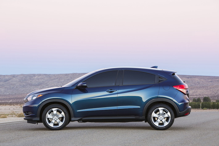 Cũng như các phiên bản khác, Honda HR-V tại Trung Quốc vẫn sẽ có kích thước tổng thể dài x rộng x cao tương ứng 4.295 x 1.773 x 1.605 (mm) và chiều dài cơ sở 2.611 mm. So với các mẫu xe cùng phân khúc, HR-V có chiều dài cơ sở lớn hơn giúp mang đến một không gian cabin thoải mái.