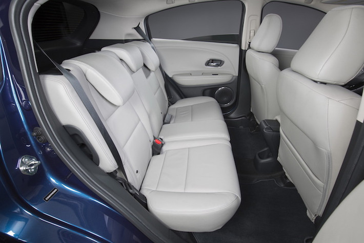 Dù có vòm mái thấp dạng coupe nhưng nhhững người ngồi hàng ghế sau của HR-V sẽ không phải lo về việc đầu chạm trần hay đầu gối sát với lưng ghế trước - trừ khi họ có chiều cao “quá khổ”. Tuy nhiên do có giá rẻ nên chiếc xe không sở hữu cửa gió cho hàng ghế sau.