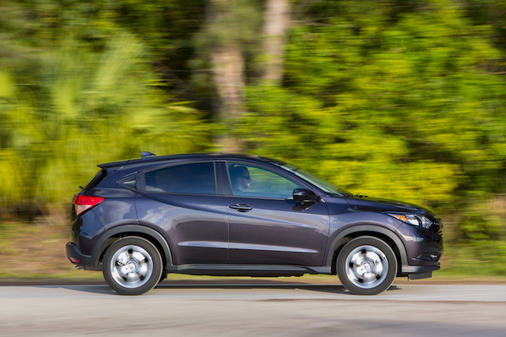 Trong khi đó, tại các thị trường khác từng xuất hiện hồi cuối năm 2016 vừa qua, Honda HR-V vẫn đang sử dụng hai động cơ xăng truyền thống, hút khí tự nhiên 4 xi-lanh gồm 1,5 lít 118 mã lực, 145Nm mô-men xoắn và 1,8 lít 140 mã lực 172Nm mô-men xoắn.