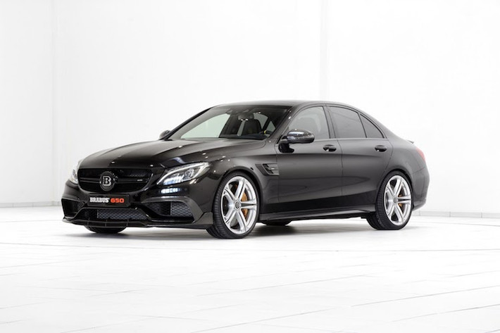 Ở hai bên thân xe của C63 S, những khe tản nhiệt "giả" trên vè trước cũng đã được hãng độ Brabus ốp trang trí với sợi carbon. Ngoài ra, khách hàng cũng có thể lựa chọn 2 thiết kế mâm với đường kính 20 inch cho xe, kèm theo cặp lốp trước 255/30 ZR20 và sau 275/30 ZR20, với lựa chọn lốp Continental, Pirelli hoặc Yokohama.
