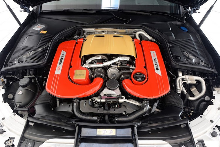 Ở bên dưới nắp ca-pô, khối động cơ 4.0l V8 tăng áp kép của C63 S đã được Brabus độ lại bằng cách thay cặp turbo lớn hơn kèm vòng bi đặc biệt, đồng thời chạy lại ECU và trang bị cho xe hệ thống xả bằng thép không rỉ với van bướm đóng mở để điều chỉnh âm thanh.