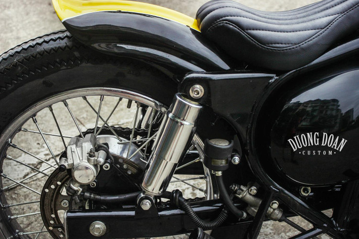 Với cặp phuộc nhỏ, bản độ Estrella này đã đi theo hướng bobber softail, khiến người lái dễ chịu hơn so với việc ngồi trên những chiếc hardtail không giảm xóc sau. Trong khi bánh trước được trang bị phanh đùm thì ở phía sau, DuongDoan Design đã sử dụng phanh đĩa cho Estrella.