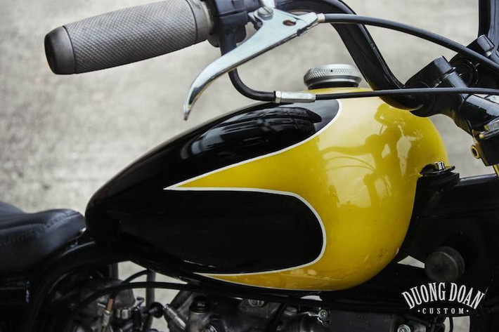 Trong khi đó, bình xăng của chiếc xe lại là một nét "chấm phá" nổi bật với kiểu dáng bình "hạt đậu" (peanut), sau đó được sơn trong tông màu đen cùng với các họa tiết cách điệu thành ngọn lửa, đầy "chất chơi" như những chiếc xe độ Harley-Davidson.