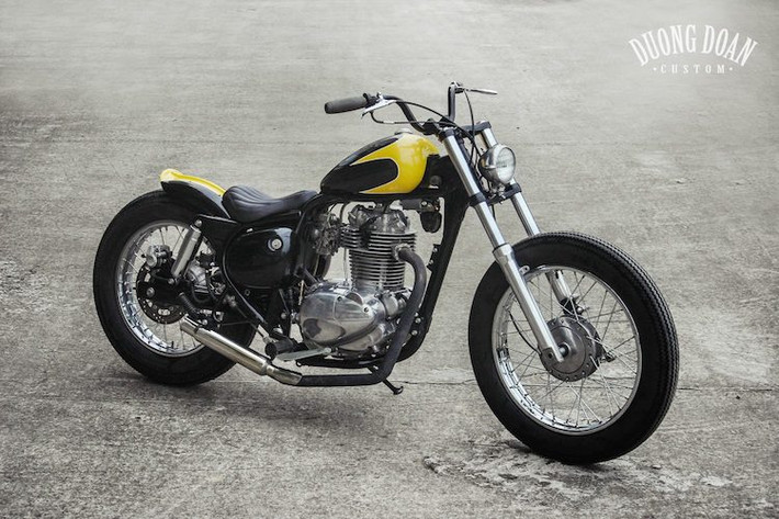 Với kiểu dáng của một chiếc cổ điển, Kawasaki Estrella 250 là một "xác xe" hoàn hảo để tạo ra các bản độ cafe racer hay tracker. Tuy nhiên, những chàng trai ở xưởng DuongDoan Design tại Hà Nội đã nhận ra rằng kết cấu khung của Estrella cũng rất hoàn hảo để xây dựng lên một bản độ bobber.