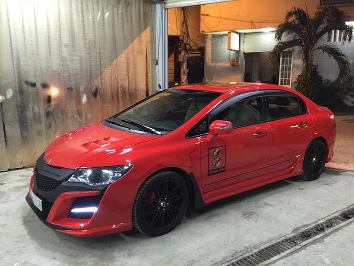 Ở dạng nguyên bản, Honda Civic cũ vốn đã có thiết kế thể thao khá hấp dẫn, chính vì vậy đã rất nhiều mẫu bodykit đẹp được tạo ra không chỉ trên Thế giới mà ngay cả ở Việt Nam. Mới đây nhất, xưởng độ Phi Long tại Sài Gòn cũng đã vừa "đặc chế" cho Civic một mẫu bodykit mới, giúp xe mang phong cách của mẫu siêu xe thế hệ mới Acura NSX hay Honda NSX.