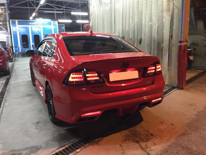 Giống như phía trước, bộ đèn sau của Civic cũng đã được chế LED với các dải sáng đầy tính hiện đại. Phía trên nắp khoang hành lý là một cánh đuôi dạng nẹp nhỏ, trong khi bên dưới là cản sau hoàn toàn mới với cánh khuếch tán khí động học.