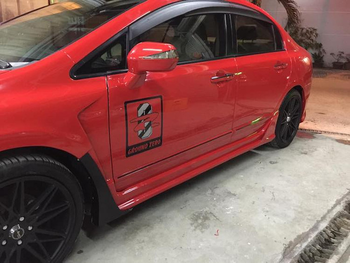 Ở hai bên thân xe, chiếc Civic cũng đã được chế body với phần vè trước "xẻ mang" giống như nhiều siêu xe cùng nẹp ốp nằm giữa hai bánh, dọc theo chiều dài thân xe.