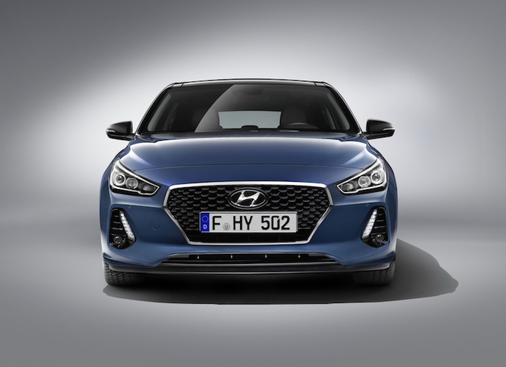 So với các dòng xe Hyundai gần đây, i30 có thiết kế mới mẻ hơn, trong đó nổi bật nhất là lưới tản nhiệt lục giác dạng "thác đổ" kiểu mới sẽ lần lượt xuất hiện trên các dòng xe của hãng trong tương lai. Chiếc xe có kích thước D x R x C lần lượt 4340, 1795 và 1455 mm - dài hơn thế hệ cũ 40 mm, rộng hơn 15 mm và thấp hơn 15 mm nhưng có trục cơ sở giữ nguyên 2650 mm.