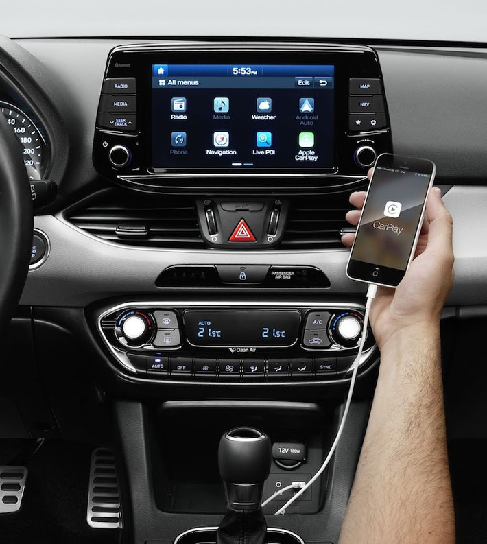 Thêm tiền, khách hàng sẽ có hệ thống thông tin giải trí với màn hình 8 inch với kết nối smartphone Android hoặc iOS thông qua CarPlay hoặc Android Auto cùng sạc điện thoại không dây. Các trang bị an toàn của xe cũng được chú trọng với hệ thống phanh khẩn cấp, giữ ga tự động thông minh, nhận biết điểm mù, cảnh báo xe vượt, hỗ trợ đi đúng làn, cảnh báo quá tốc độ...