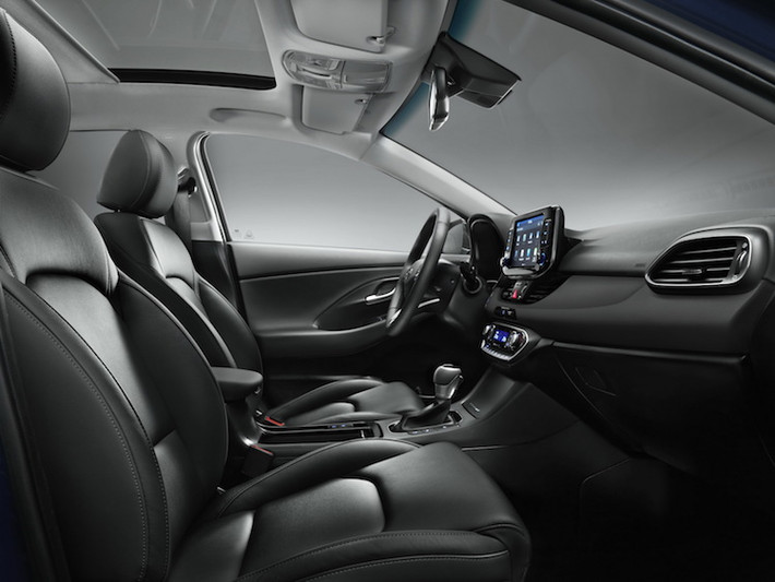Đặc biệt, i30 cũng là mẫu xe đầu tiên của Hyundai có hệ thống cảnh báo người lái mất tập trung, ngăn chặn tình trạng ngủ gật sau tay lái. Ngoài ra, khoang hành lý của xe cũng có thể tích lên tới 395 lít và có thể được mở rộng tối đa tới 1301 lít bằng cách gập hàng ghế sau lại.