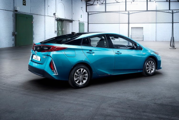 Trên Prius Plug-in Hybrid mới, Toyota đã trang bị cho chiếc xe một khối pin 8,8 kW/h, thể tích 145 lít và trọng lượng 120 kg để giúp chiếc xe có tầm hoạt động lớn gấp đôi thế hệ cũ. Thêm vào đó, sức mạnh mô-tơ điện đã được tăng lên tới 83% nhờ hệ thống Dual Motor Drive mới, sử dụng cả mô-tơ điện lẫn một máy phát để tăng công suất lên 68 kW.