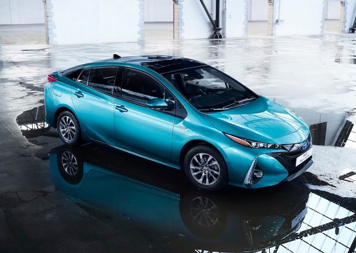 Về động cơ đốt trong, Prius Plug-in Hybrid vẫn tiếp tục sử dụng khối máy xăng 1.8l Atkinson 4 xi-lanh với công suất tối đa 98 mã lực và mô-men xoắn cực đại 142 Nm.