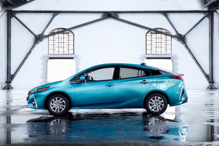 So với thế hệ trước, Prius Plug-in Hybrid mới dài hơn, rộng hơn và thấp hơn. Giống như mọi phiên bản Prius khác từ trước tới nay, chiếc xe có "phom" hình nêm. Cộng với những góc cạnh và đường nét độc đáo, đầy tính tương lai, thân xe hình nêm của Prius chỉ có hệ số cản khí động học 0.25, góp phần vào mức tiêu thụ nhiên liệu cực thấp của chiếc xe.