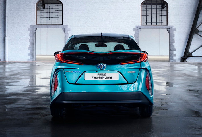 Bên cạnh đó, hàm lượng khí thải CO2 của chiếc xe ra ngoài môi trường cũng chỉ còn 22g/km. Hiện tại, giá bán cũng như thời điểm bán ra của Prius Plug-in Hybrid chưa được hãng xe Toyota công bố.