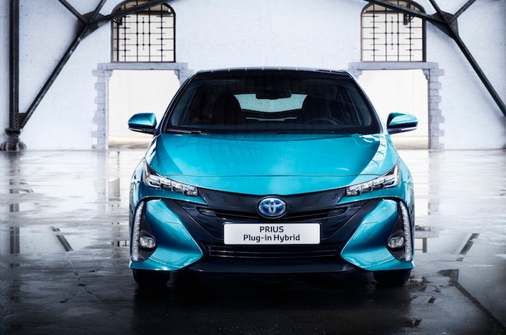 Về thiết kế, Prius mới là một nỗ lực của Toyota nhằm đem tới các thiết kế đầy cảm xúc" và sống động hơn vào dòng sản phẩm của mình. Đó là lý do vì sao chiếc xe có phần đầu mới đầy ấn tượng với các đèn pha LED mỏng cùng "lưới tản nhiệt" chiếm gần hết cản trước. Prius Plug-in Hybrid mới có các kích thước tổng thể D x R x C lần lượt là 4645, 1760 và 1470 mm.