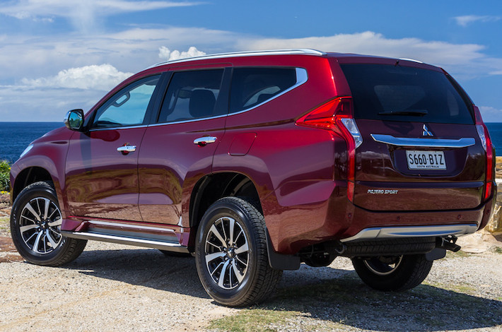 Từ phía hai bên, có thể thấy rõ rằng thiết kế của Pajero Sport mới chịu nhiều ảnh hưởng từ những chiếc concept như GC-PHEV và GR-HEV đã từng được Mitsubishi ra mắt cách đây 2 năm tại Tokyo Motor Show 2013. So với thế hệ cũ, Pajero Sport mới cũng dài hơn tới 90 mm trong khi được hạ thấp 35 mm.