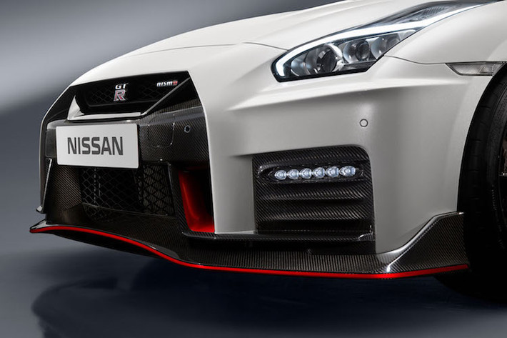 So với những phiên bản thường, cản trước của siêu xe thể thao GT-R còn được gia cường thêm bằng sợi carbon, đồng thời tích hợp thêm các cánh khuếch tán không khí.
