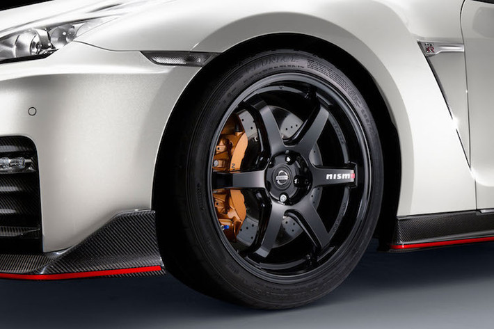 Phiên bản GT-R Nismo sở hữu bộ mâm 6 cánh siêu nhẹ từ hãng RAYS của Nhật, đồng thời còn được nâng cấp hệ thống giảm xóc và phanh. Để có thể cân chỉnh và nâng cấp các hệ thống này, các kỹ sư của Nissan đã phải tới thử nghiệm chiếc xe ở trường đua Nurburgring. huyền thoại ở Đức.