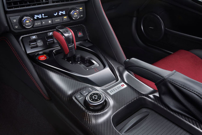 Vẫn giống như 8 năm qua, siêu xe thể thao GT-R Nismo 2017 sử dụng động cơ V6 3.8l tăng áp kép VR38DETT được lắp ráp bằng tay, tuy nhiên đạt công suất tối đa 600 mã lực thay vì chi 565 mã lực như phiên bản thường. Mô-men xoắn cực đại của xe cũng đạt tới 652 Nm. Ngoài ra, xe vẫn tiếp tục có hệ dẫn động 4 bánh ATTESA E-TS Pro và hộp số ly hợp kép 6 cấp.