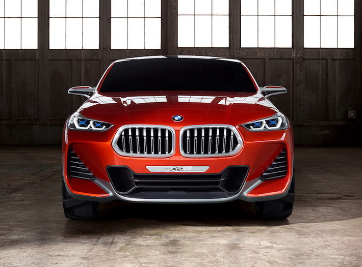 Ở phía trước, X2 mang "bộ mặt" đặc trưng của các mẫu BMW dòng X với lưới tản nhiệt lớn và cặp đèn pha với các dải LED hiện đại, tạo hình ảnh bóng pha "Angel Eyes" nổi tiếng của hãng. Tuy nhiên, trên chiếc xe, lưới tản nhiệt hình quả thận truyền thống đã được BMW lộn ngược, tạo hình ảnh khác lạ cho chiếc xe.