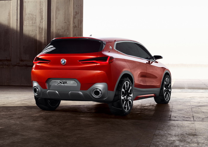 Phần đuôi của X2 cũng có thiết kế hoàn toàn khác biệt so với bất kỳ một mẫu BMW crossover nào trước đây, với các đèn hậu mỏng, kéo dài hai bên thân và sử dụng công nghệ LED - khá giống với dòng coupe 6 Series. Cản sau có chiều cao lớn cũng là một chi tiết chứng minh X2 đặt nặng sự thời trang hơn tính dễ sử dụng, khi nó sẽ khiến cửa sau mở hẹp hơn.