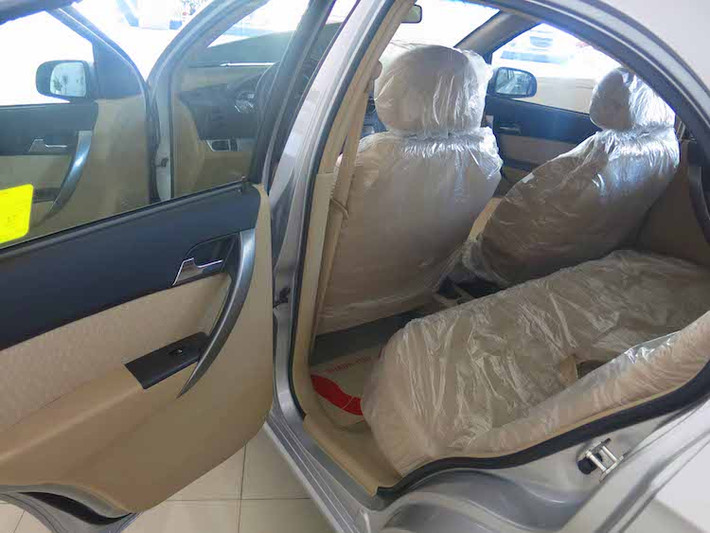Những trang bị khác của Aveo bao gồm dàn âm thanh 6 loa cùng điều hòa tự động với khả năng kháng khuẩn thông minh. Với thiết kế vuông vức, không gian hàng ghế sau của xe khá thoải mái.