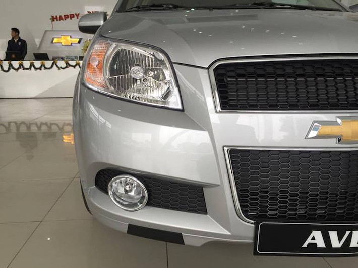 Mang tên gọi Chevrolet Aveo nhưng trên thực tế, "gốc" của mẫu xe này chính là chiếc Daewoo Gentra, đã có mặt trên thị trường từ khá lâu. Thế hệ Aveo hiện đang được bán ở Việt Nam cũng đã có mặt trên Thế giới từ năm 2002 và có phiên bản hoàn toàn mới từ năm 2011.