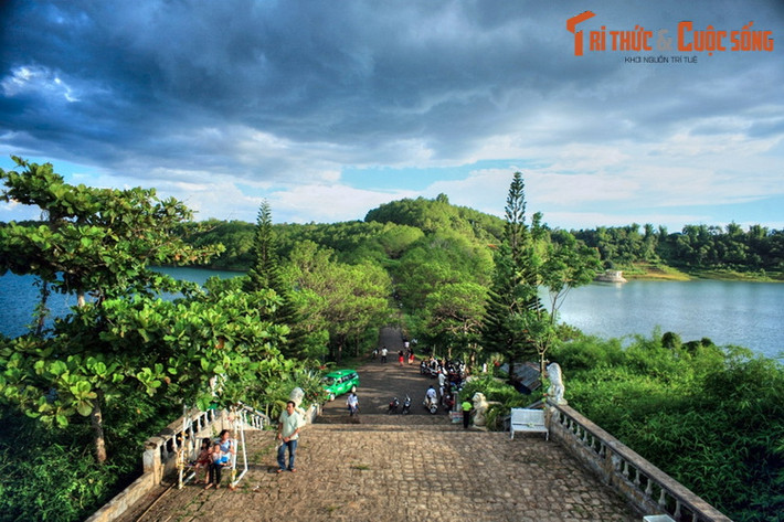 2. Gia Lai (15.536,9 km2). Nơi đầu tiên mà du khách nên ghé thăm ở Gia Lai là hồ T'Nưng hay Biển Hồ - đệ nhất danh thắng của tỉnh nằm ở Tây Nguyên này. Các địa điểm kế tiếp có thể kể đến là đỉnh Hàm Rồng, thác Hang Dơi, chùa Minh Thành... Ảnh: Hồ T'Nưng ở Pleiku, Gia Lai.