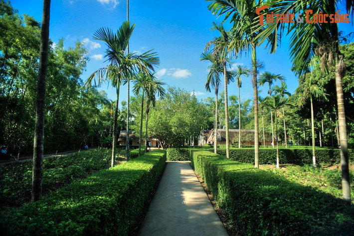 1. Nghệ An (16.493,7 km2). Điểm đến hàng đầu ở tỉnh có diện tích lớn nhất Việt Nam là các di tích về thời niên thiếu của Bác Hồ ở huyện Nam Đàn, quê hương của Người. Những địa điểm nổi bật khác ở Nghệ An là bãi biển Cửa Lò, Quảng trường Hồ Chí Minh, đền thờ vua Quang Trung ở TP Vinh... Ảnh: Làng Hoàng Trù ở Nam Đàn, quê ngoại Bác Hồ.