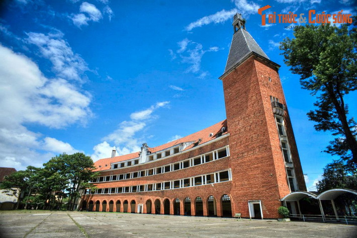 7. Lâm Đồng (9.773,5 km2). Với khí hậu mát mẻ, cảnh quan thiên nhiên tươi đẹp và nhiều công trình kiến trúc cổ kính, thành phố Đà Lạt là nơi nhiều người nghĩ đến đầu tiên khi nhắc đến tỉnh Lâm Đồng. Ngoài Đà Lạt, tỉnh này còn có nhiều thắng cảnh nổi tiếng ở huyện Đức Trọng và thành phố Bảo Lộc. Ảnh: Trường Cao đẳng Sư phạm Đà Lạt.
