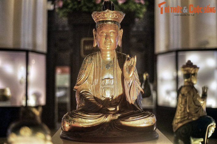 Tượng Phật bằng gỗ sơn, niên đại thế kỷ 18. Trong Phật giáo, Phật là Bậc Giác Ngộ, một vị Chánh Đẳng Giác đã đạt đến sự tinh khiết và hoàn thiện trong đạo đức, trí tuệ thông qua nỗ lực của bản thân trong việc thực hành Phật pháp.