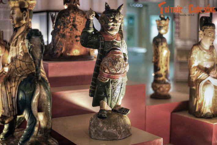 Tượng Tiêu Diện Đại Sĩ bằng gỗ sơn, thế kỷ 19. Theo quan niệm Phật giáo, Tiêu Diện Đại Sĩ là hóa thân của Bồ Tát Quán Thế Âm dưới dạng một nam nhân dữ dằn, oai phong, chuyên hàng phục quỷ yêu và cứu độ chúng sinh.
