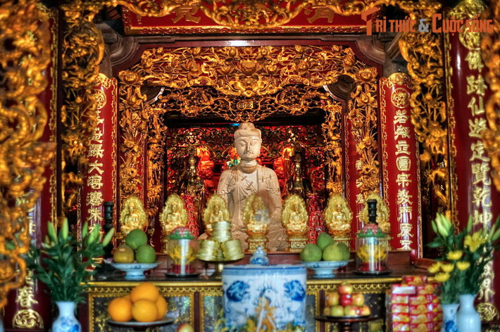 Các công trình thờ tự chính của chùa Phật Tích nằm ở bậc thềm thứ hai, gồm tòa chính điện, nhà thờ Tổ và phủ Chúa. Chính điện là nơi đặt bức tượng Phật A Di Đà tạc từ đá xanh cao 2,7 mét, được coi là một kiệt tác điêu khắc của thời Lý.