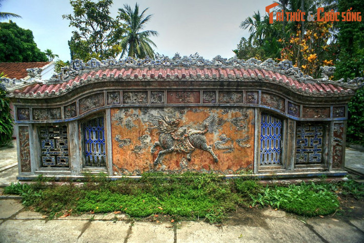 Bình phong hình Long Mã ở phủ Tuy Lý vương. Tỏ ra thông minh, hiếu học từ nhỏ, sau này Tuy Lý vương nổi tiếng là người uyên bác, giỏi làm thơ và thạo nghề chữa bệnh. Năm 1851, ông được giao trông coi Tôn Học Đường là trường học dành riêng cho con em hoàng tộc.