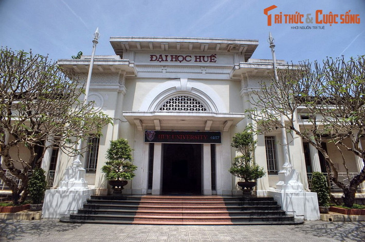 Tọa lạc tại số 3 Lê Lợi, Đại học Huế từng là trụ sở của Viện Dân biểu Trung Kỳ thời thuộc địa. Quá khứ xa xưa của ngôi trường được thể hiện qua tòa nhà mặt tiền mang kiến trúc phương Tây cổ điển khá ấn tượng, được xây năm 1927.