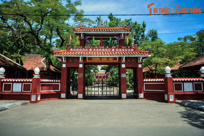 Nằm ở số 12 Lê Lợi, Trường THPT Chuyên Quốc Học hay trường Quốc Học Huế được thành lập vào năm 1896, là một trong những ngôi trường lâu đời nhất Việt Nam. Kiến trúc hiện tại của trường có từ năm 1915, là sự kết hợp giữa phong cách phương Tây và mỹ thuật truyền thống Huế.