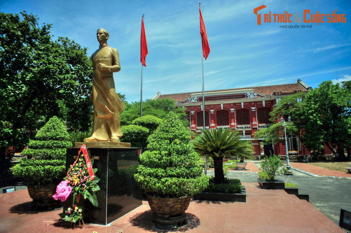 Trường Quốc Học nổi tiếng bởi nhiều nhà cách mạng kiệt xuất của Việt Nam từng theo học tại đây, nổi bật là hai tên tuổi Hồ Chí Minh (niên khoá 1908 - 1909) và Võ Nguyên Giáp (2 niên khóa 1924-1925 và 1925-1926). Ngày nay, trường Quốc Học là một di tích lịch sử quan trọng của Huế.