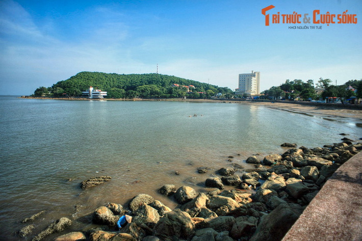 9. Hải Phòng (1.527,4 km2). Hải Phòng là mảnh đất giàu truyền thống văn hóa, lịch sử, đồng thời cũng có nhiều thắng cảnh đẹp. Các địa danh nên ghé thăm ở “thành phố Hoa phượng đỏ” là đảo Cát Bà, khu du lịch Đồ Sơn, di tích Bạch Đằng Giang, Bảo tàng Hải Quân, đền Nghè... Ảnh: Cảnh quan ở Đồ Sơn.