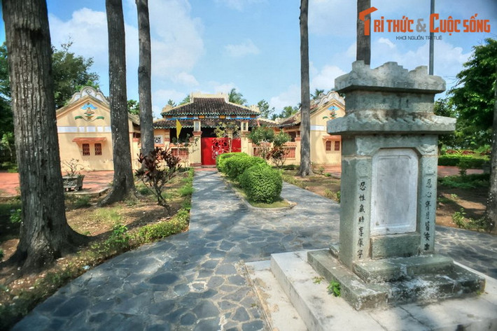 8. Vĩnh Long (1.475 km2). Nằm trọn trong lưu vực sông Tiền và sông Hậu, tỉnh Vĩnh Long mang những nét đặc trưng của thiên nhiên và văn hóa miền Tây. Nơi đây níu chân muôn người bằng các miệt vườn rộng mênh mông, làng nghề truyền thống đặc sắc cùng sự nhiệt thành, hiếu khách của người địa phương Ảnh: Văn Thánh Miếu Vĩnh Long.