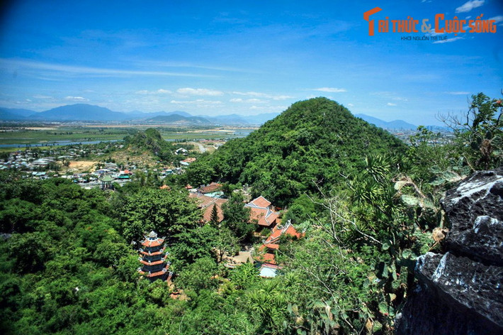 5. Đà Nẵng (1.285,4 km2). Được coi là “thành phố đáng sống nhất Việt Nam”, Đà Nẵng là thành phố du lịch mang tầm vóc quốc tế. Nơi đây thu hút du khách năm châu nhờ những bãi tắm đẹp, khu nghỉ dưỡng sang trọng và nhiều thắng cảnh tuyệt đẹp như Ngũ Hành Sơn, Sơn Trà, Bà Nà... Ảnh: Một góc danh thắng Ngũ Hành Sơn.
