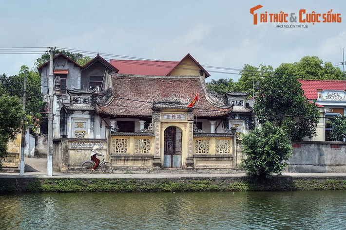 3. Hưng Yên (926,0 km2). Hưng Yên xưa được biến đến qua Phố Hiến, đô thị phồn thịnh thứ hai của nước Việt một thời (Thứ nhất Kinh Kỳ, thứ nhì Phố Hiến). Là mảnh đất có truyền thống hiếu học, nơi đây là quê hương của rất nhiều nhà khoa bảng và nhân sĩ yêu nước. Ảnh: Làng Nôm ở Văn Lâm, Hưng Yên.